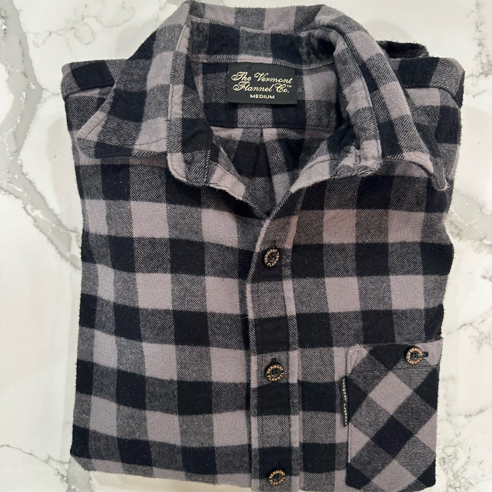 Vermont Flannel Co. Black and Gray Plaid Men's Casual Button Down Shirt - Picture 2 of 7